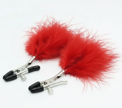 Accesorio plumas rojas fondo blanco